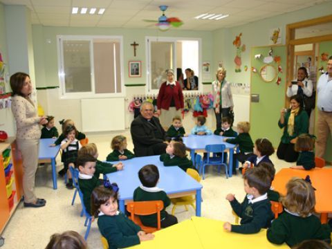 El Obispo de Córdoba durante su visita a una de las aulas del colegio. (Foto: R. Cobo)