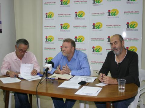 José Luis Gallego, José Francisco del Caño y Pepe García en la rueda de prensa ofrecida ayer en la sede de IU. (Foto: R. Cobo)