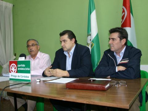 Espinosa, Pulido y González durante la rueda de prensa celebrada ayer en la sede del PA. (Foto: R. Cobo)