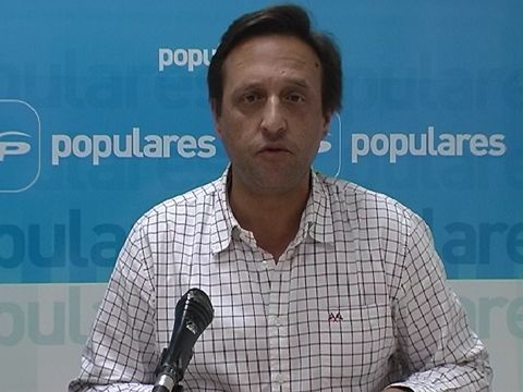 Javier Ibáñez, presidente del PP de Priego, ayer durante su comparecencia ante los medios. (Foto: A.J.Sobrados)