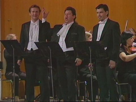 Oleg Zlakoman, Giorgi Meladze y Valery  Regrut, ayer durante su actuación. (Foto: Telepriego) 