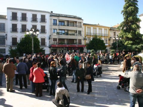 Algo más de dos centenares de personas se dieron cita esta mañana frente al Ayuntamiento. (Foto: R. Cobo)