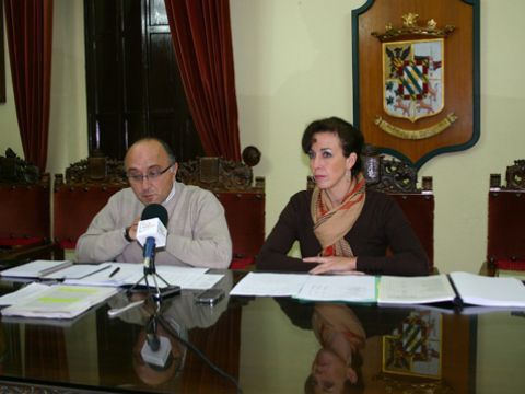 Miguel Ángel Serrano y María Luisa Ceballos durante la rueda de prensa ofrecida esta mañana. (Foto: R. cobo)