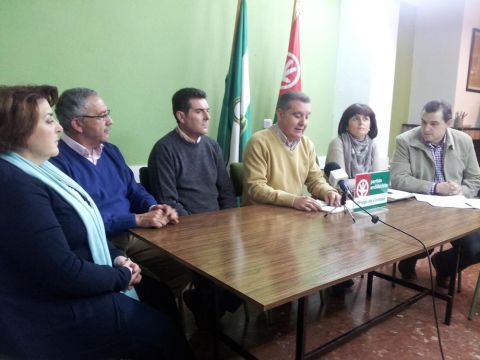 Miembros del grupo andalucista durante la rueda de prensa. (Foto: Antonio J. Sobrados)