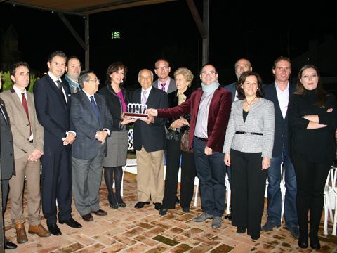 El galardonado, junto a autoridades, los matadores matadores cordoses José Luis Moreno y Chiquilín, y miembros del jurado