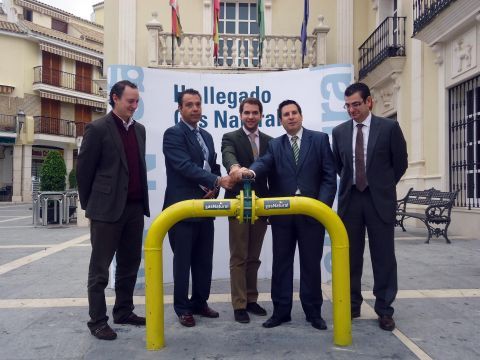 Apertura simbólica de la llave de suministro en la Plaza de España. (Foto: J. Moreno)