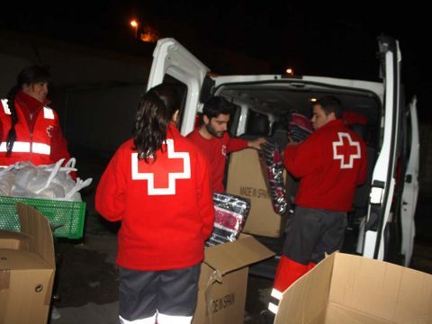 Voluntarios de Cruz Roja en una salida de la Unidad Móvil de Emergencia Social (UMES). (Foto: Francisco José Cobos)
