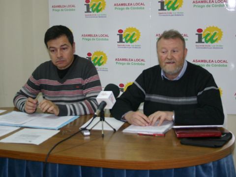 Manuel Rodríguez y José Francisco del Caño durante la rueda de prensa celebrada ayer miércoles en la sede de IU. (Foto: R. Cobo)