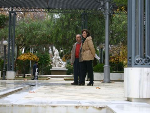 Cebalos y Barrientos esta mañana durante su visita a las obras, ya finalizadas, de la pérgola. (Foto: R. Cobo)