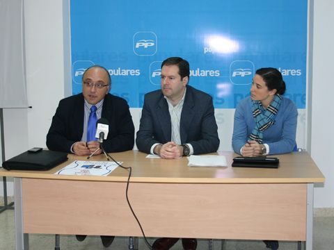 Serrano, Molina y Casanueva esta manaña durante la rueda de prensa celebrada en la sede del PP prieguense. (Foto: R. Cobo)
