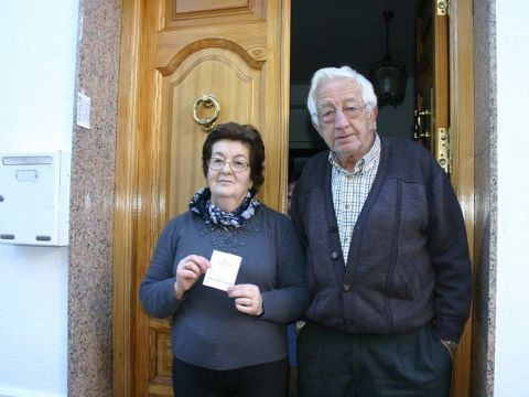 Antonio Jiménez y Adolfina Malagón con uno de los décimos premiados. (Foto: R. Cobo)