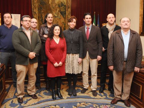 Ceballos y Palomares junto a representantes de los clubs y del Ayto. de Añora con los que se ha suscrito el convenio de patrocinio (Foto: Cedida)