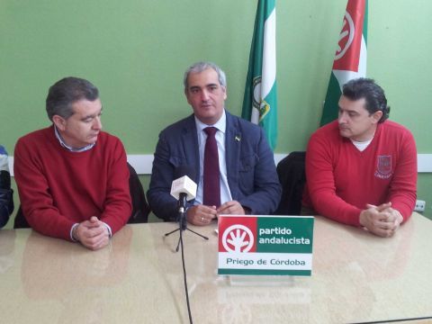 Pérez Cabello, Ruiz y Pulido en la sede de los andalucistas prieguenses. (Foto: Antonio J. Sobrados)