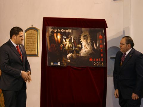 Antonio Márquez y Manuel Montes junto al cartel anunciador de la Semana Santa de Priego 2013. (Foto: R. Cobo)