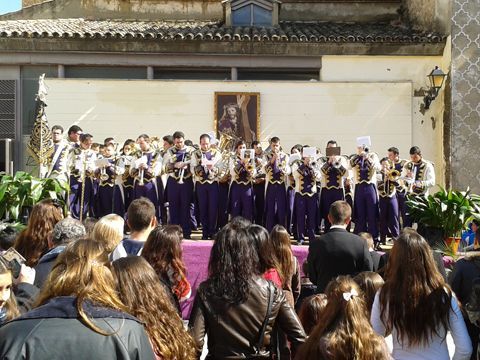 La Agrupación Musical "Los Turutas", ayer durante su actuación en El Compás. (Foto: R. Cobo)
