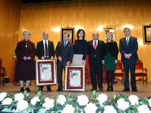 Los galardonados junto a la Alcaldesa, María Luisa Ceballos y los ediles Miguel Ángel Serrano y Juan Carlos Pérez. (Foto: R. Cobo)