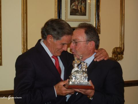 Francisco Ruiz Miguel recibe de Manuel Marín el trofeo Neptuno. (Foto: Salvador Giménez)