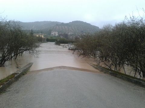 Camino cortado por el desbordamiento del río Zagrilla. (Foto: Cedida)