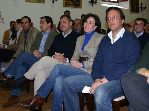 Fornieles, Nieto, Sanz, Ceballos e Ibáñez este mediodía en el congreso del PP prieguense. (Foto: R. Cobo)