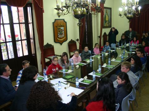 Sesión constititiva del Consejo Municipal de la Infancia y la Juventud celebrada ayer en el Salón de Plenos. (Foto: R. Cobo)