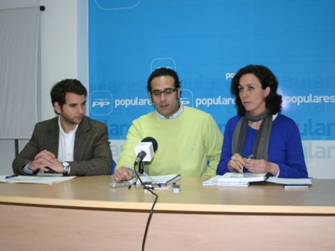 Fernando Priego, Sergio Fornieles y María Luisa Ceballos esta mañana en la sede del PP prieguense. (Foto: R. Cobo)