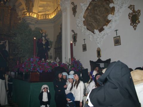 Ntro. Padre Jesús en la Oración en el Huerto e integrantes de su cuadrilla de costaleras, ayer en la Iglesia de las Mercedes. (Foto: R. Cobo)