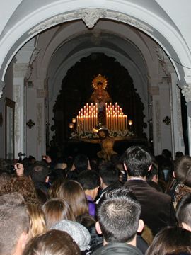Público que se dio cita ayer en la ermita de El Calvario con María Stma. de los Dolores al fondo. (Foto: R. Cobo)