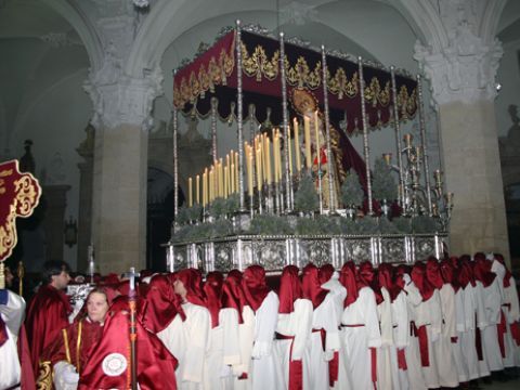 Palio de María Stma. de los Desamparados ayer en el interior de la parroquia de la Asunción. (Foto: R. Cobo)