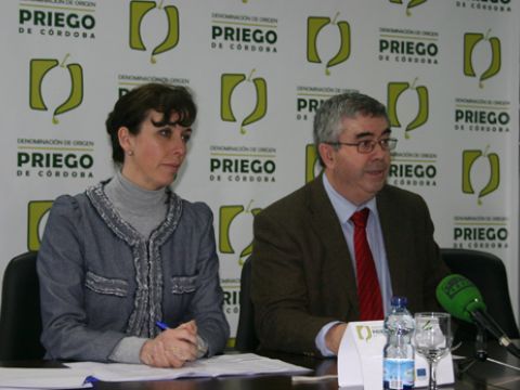 María Luisa Ceballos y Francisco Serrano en la rueda de prensa celebrada ayer. (Foto: R. Cobo)