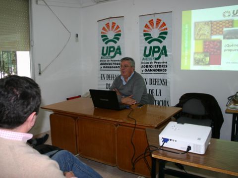 Miguel Cobos, ayer durante su participación en el acto informativo celebrado en la sede prieguense de UPA. (Foto: R. Cobo)