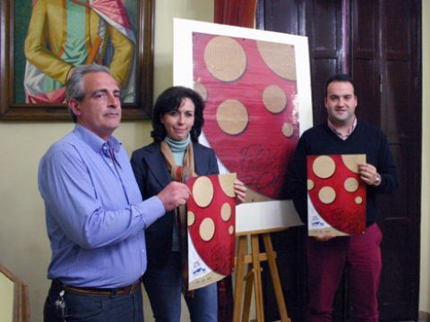 Galisteo, Ceballos y Valdivia junto al cartel anunciador de la presente edición. (Foto: R. Cobo)