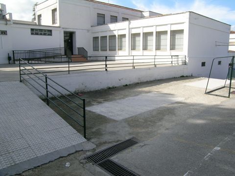 Vista general de las pistas deportivas y la escalera de acceso a las aulas. (Foto: Cedida)