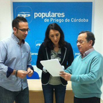 Fornieles, Obrero y Forcada en la sede del PP de Priego. (Foto: Cedida)