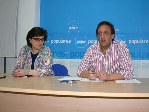 Rosa Mª Expósito y Javier Ibáñez, ayer durante su comparecencia ante los medios. (Foto: R. Cobo)