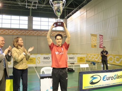 Alejandro Calvo recibe el trofeo de campeón de liga. (Foto: Cedida)