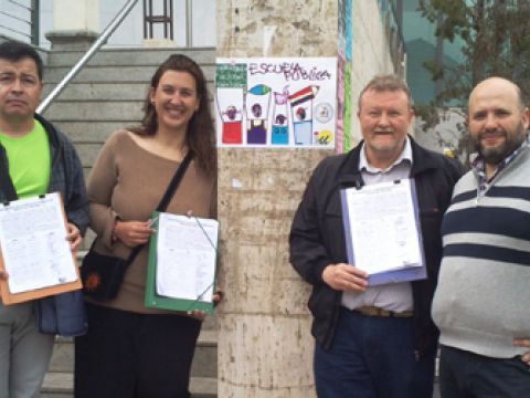 Integrantes de la asamblea local de IULV-CA durante la recogida de firmas del pasado sábado. (Foto: Cedida)