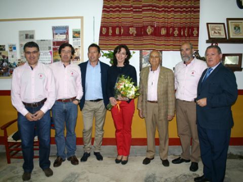Los cinco embajadores con los que cuenta el Toro de Cuerda de Carcabuey, junto a María Luisa Ceballos y Francisco Rueda. (Foto: Curro Luque)