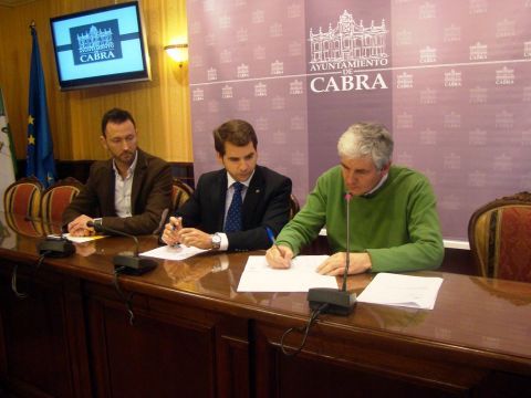 Priego y Yébenes  firmando el convenio junto a Osuna. (Foto: Cedida)