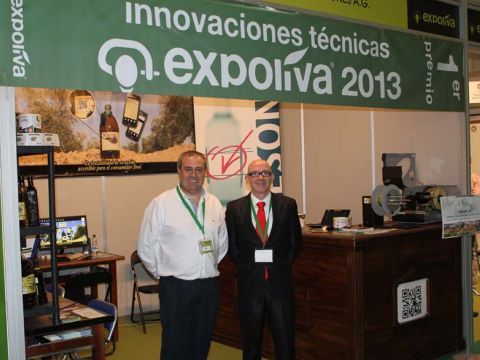 Manuel Cobo y Francisco M. Sánchez en el stand de Expoliva 2013. (Foto: Cedida)