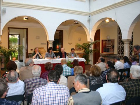 Acto de presentación de la obra, celebrado ayer en un repleto centro cultural Lozano Sidro. (Foto: R. Cobo)