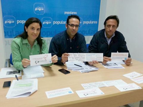 Casanueva, Fornieles e Ibáñez muestra publicidad de la campaña que el PP va a poner en marcha relacionada con la vivienda. (Foto: Cedida)