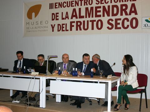 Ponentes y autoridades políticas en la inauguración del encuentro. (Foto: R. Cobo)