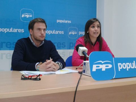 Agustín López y Rosaura Muñez durante la rueda de prensa ofrecida en la sede del PP prieguense. (Foto: R. Cobo)