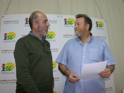 Pepe García Puyuelo y José Francisco del Caño en la sede de la asamblea local de IULV-CA. (Foto: R. Cobo)