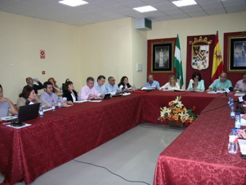 Prolegómenos de la sesión ordinaria del Pleno de la Corporación municipal prieguense celebrada ayer lunes. (Foto: R. Cobo)