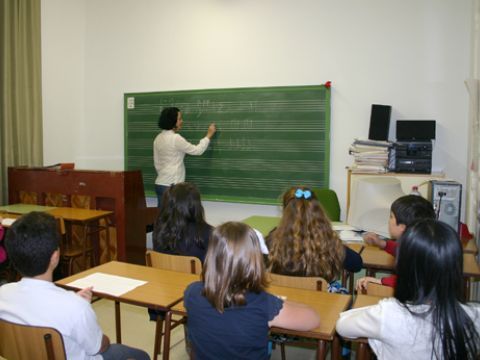 Alumnos en una clase de Lenguaje Musical en el Consertatovio prieguense. (Foto: R. Cobo)