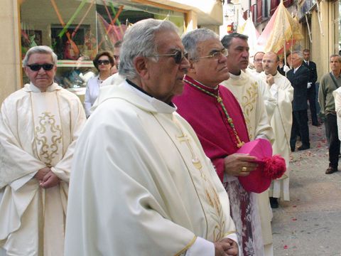 Demetrio Fernández, Obispo de Córdoba, esta mañana durante el desfile procesional. (Foto: R. Cobo)