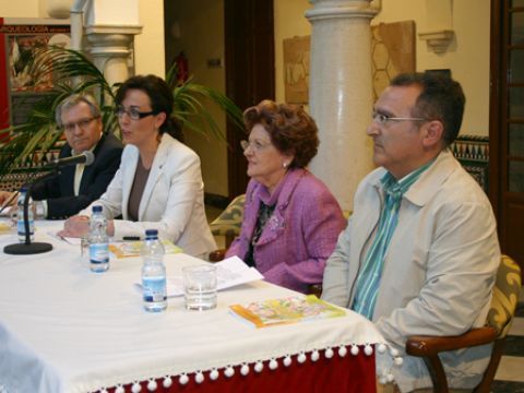 Antonio Moreno, María Luisa Ceballos, Sacramento Rodríguez y José María Molina ayer durante la presentación. (Foto: R. Cobo)