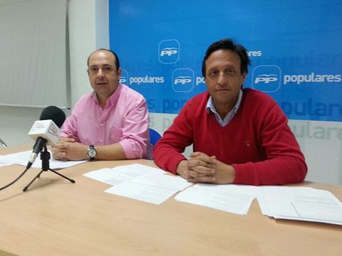 Francisco Pérez Grande y Javier Ibáñez, esta mañana en la sede del PP prieguense. (Foto: Cedida)