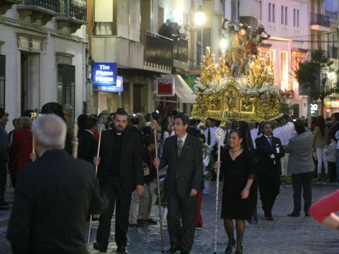 Imagen del desfile procesional en la noche de ayer domingo. (Foto: Antonio J. Sobrados)